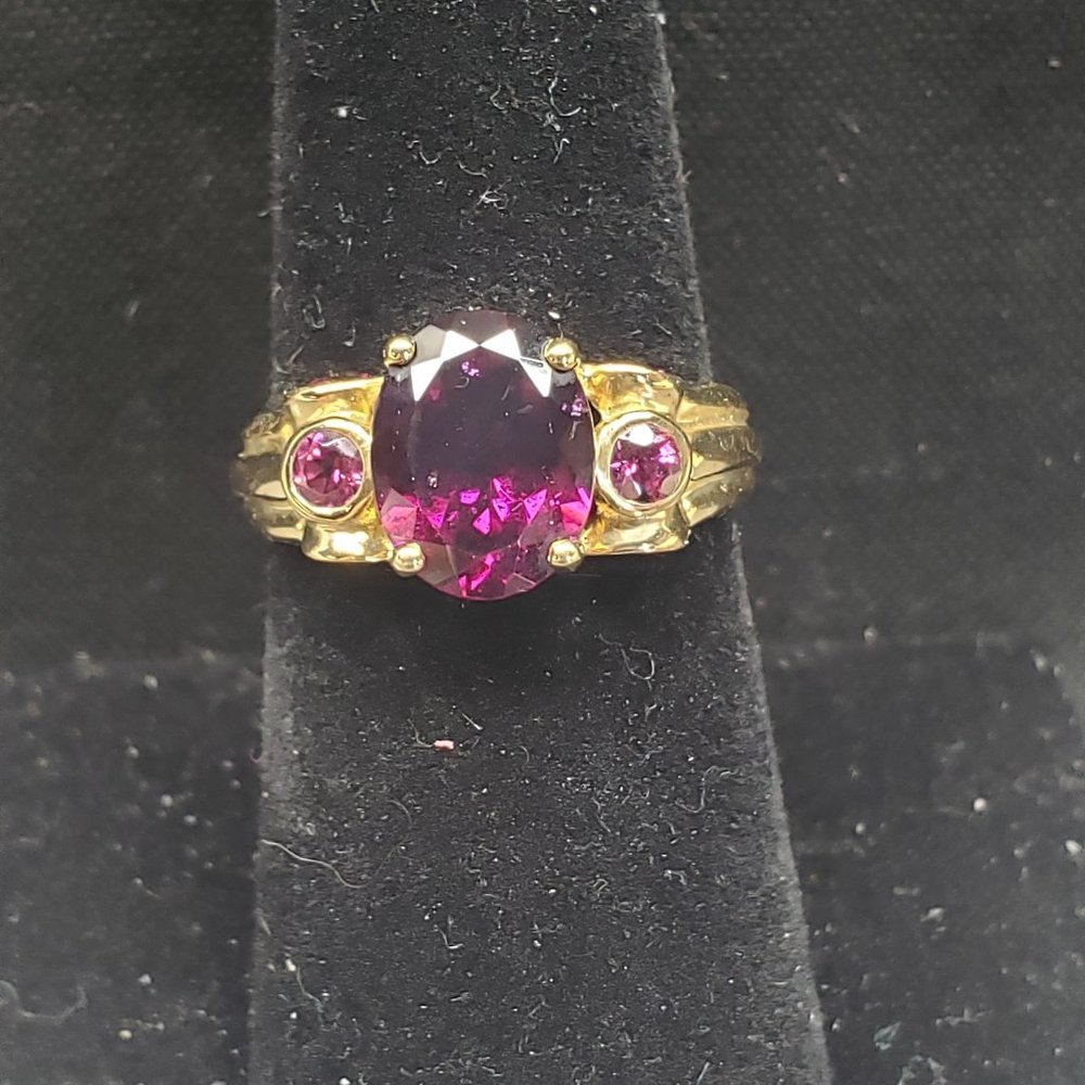 Elegant Gold and rhodolite garnet Ring